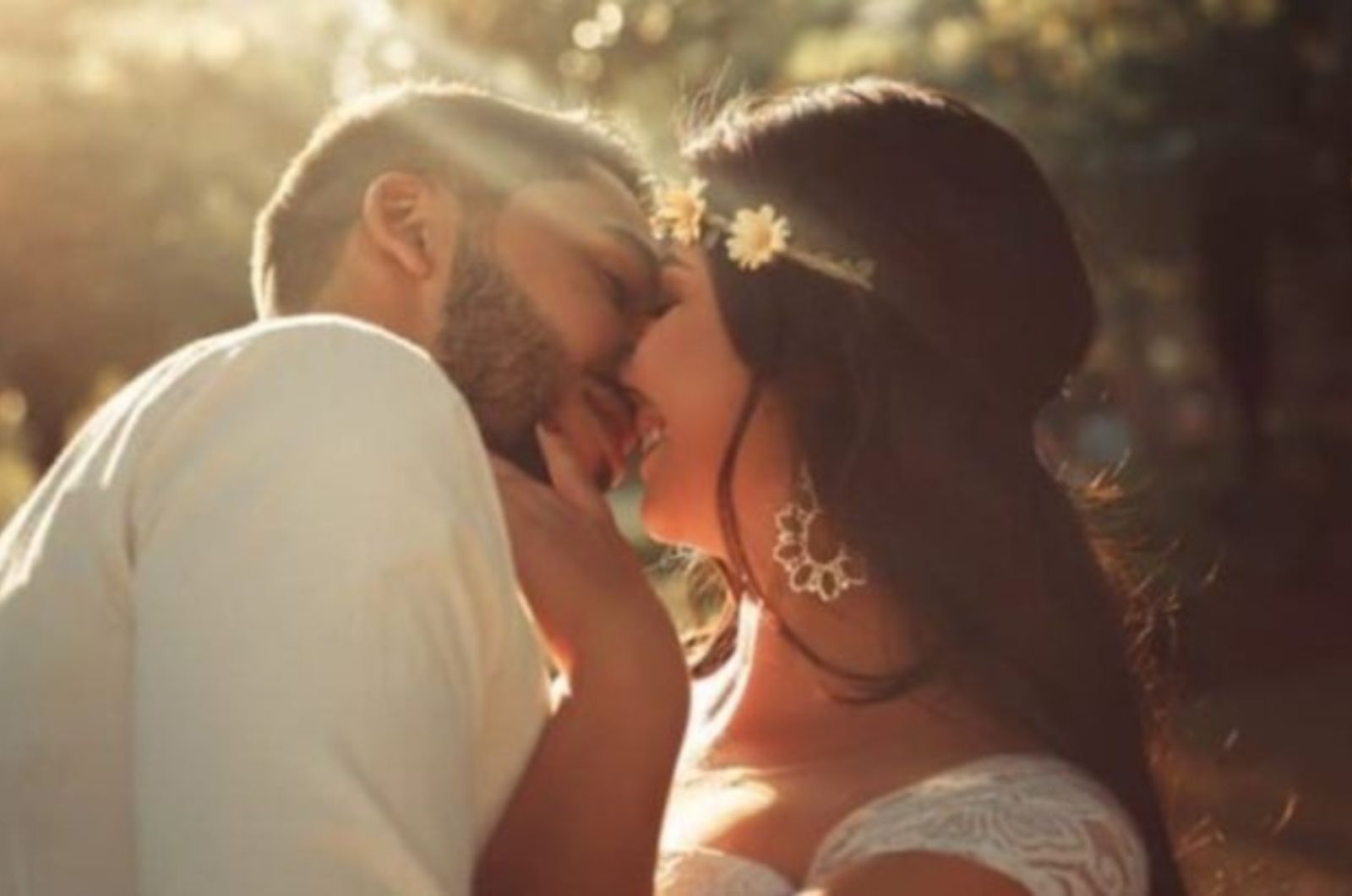 couple heureux s embrassant