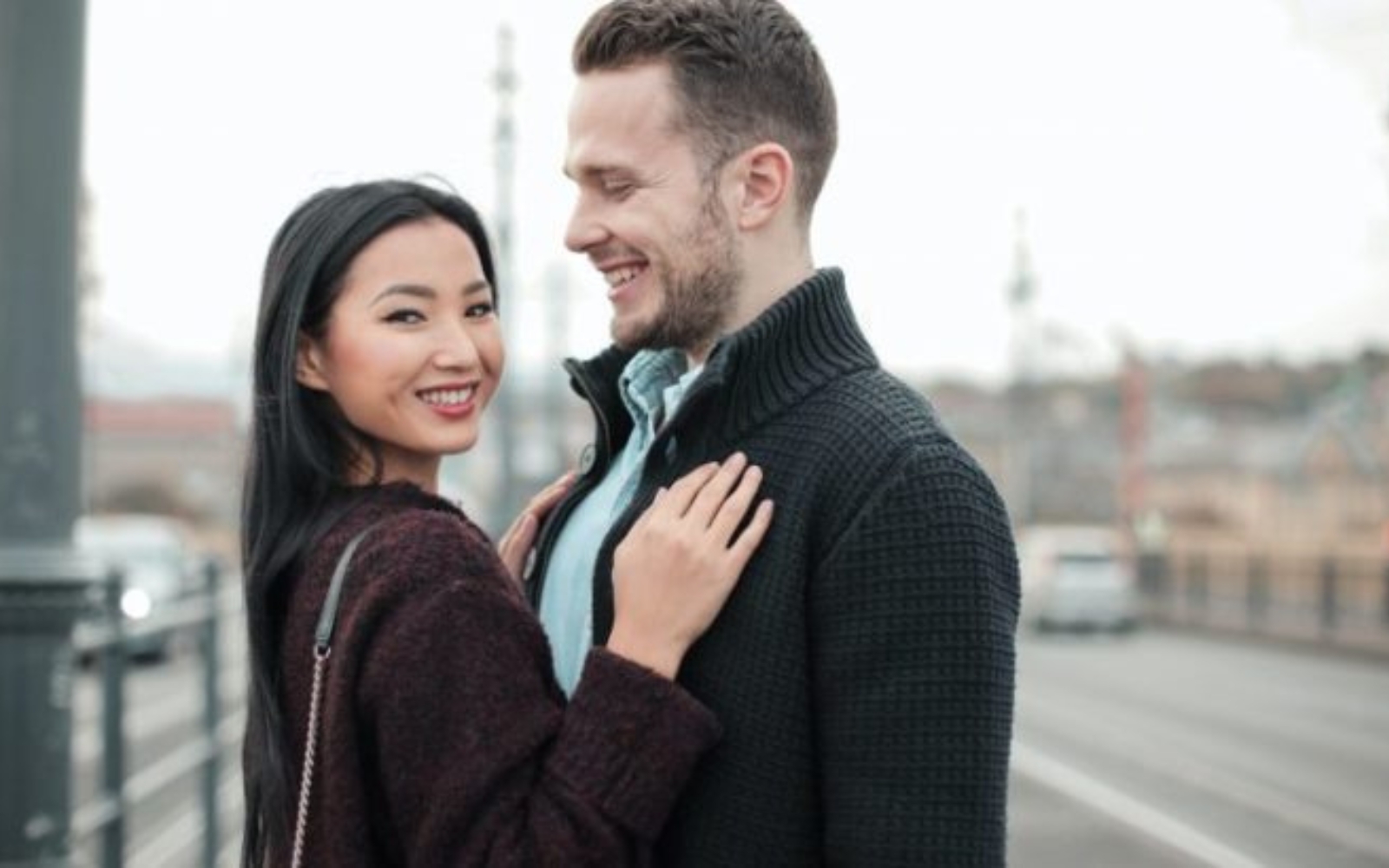 un homme et une femme debout embrassant