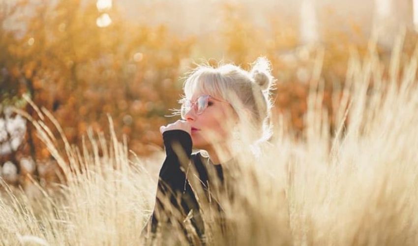 femme blonde dans le domaine