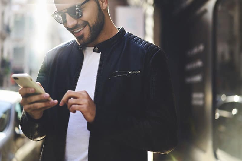 bel homme taper sur le téléphone