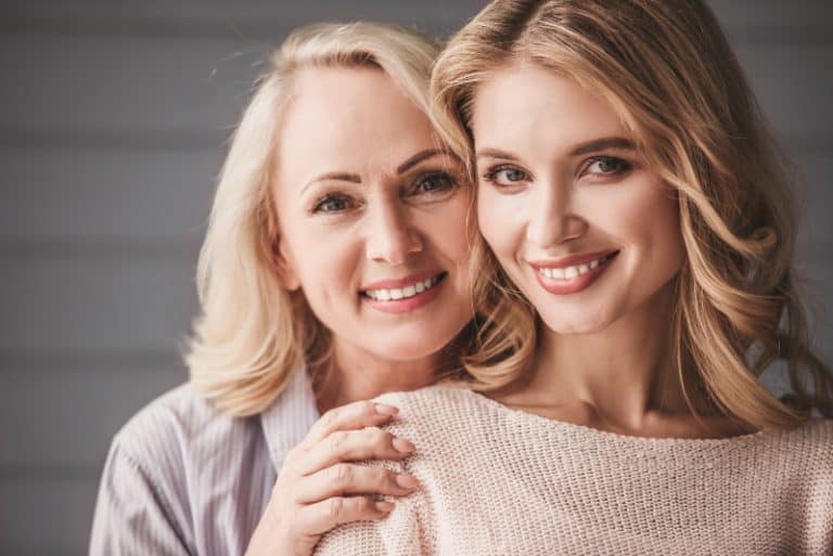 belle blonde posant pour le magazine avec sa mère