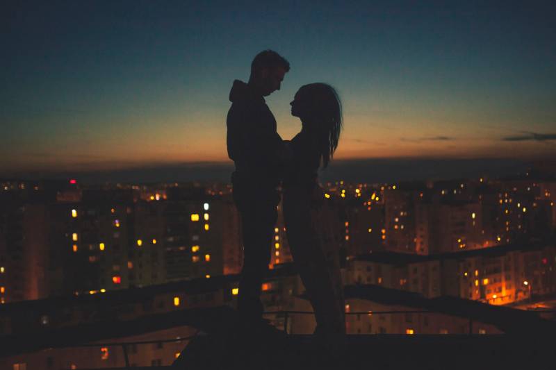 couple romantique au sommet d'un immeuble