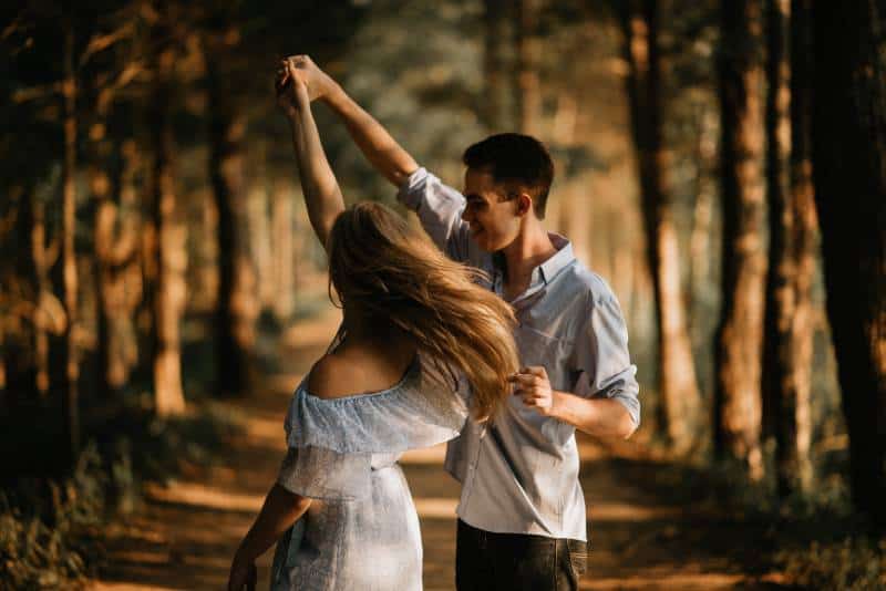 couple romantique dansant en forêt