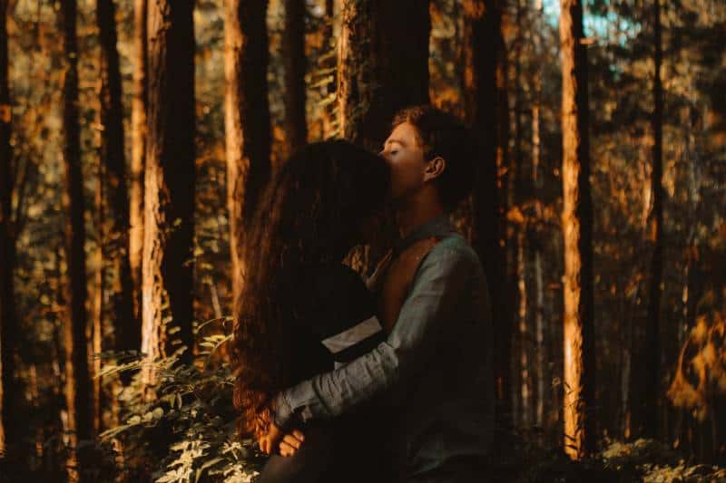 couple romantique en forêt