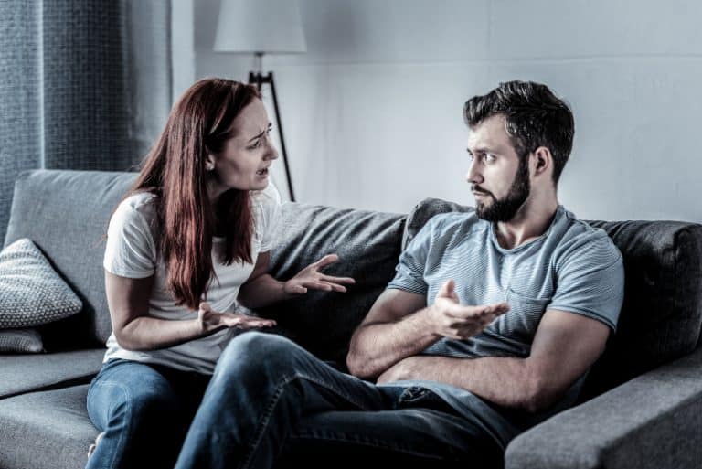 couple se bagarrant sur le canapé