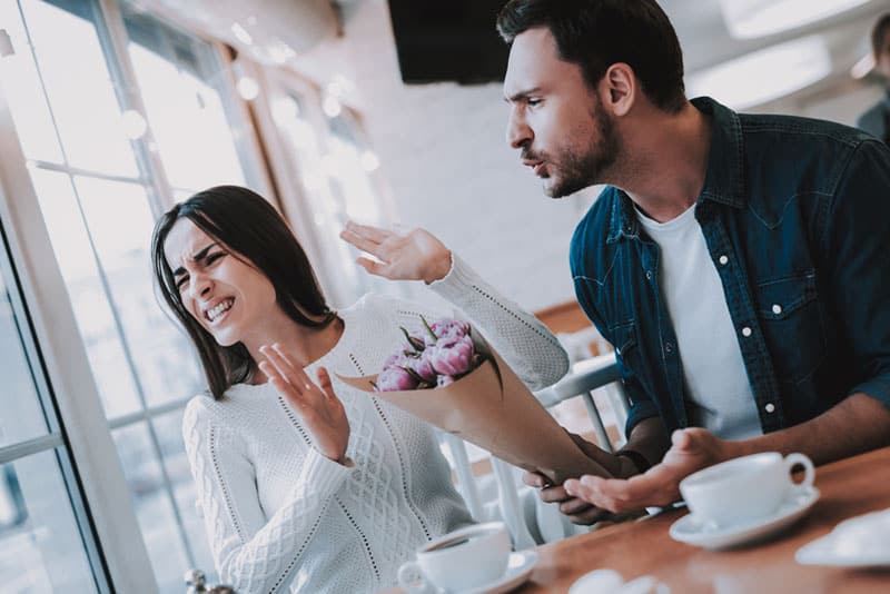couple se disputer dans le café