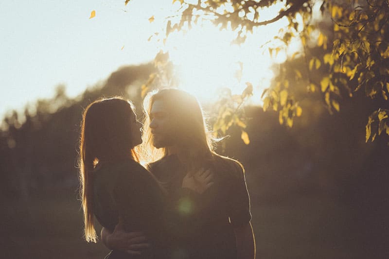 couple étreint au coucher du soleil