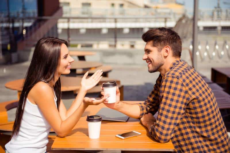 couples heureux parlant au bar de coffe