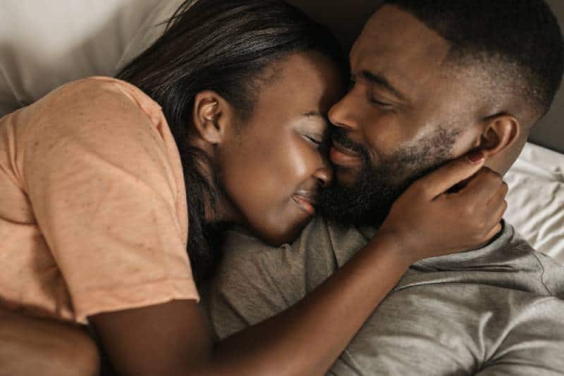 câlin de couple dans le bâti à la maison