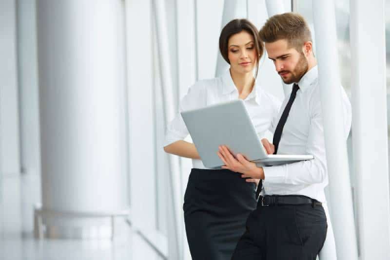 deux bussines personnes tacher et regarder à l’ordinateur portable