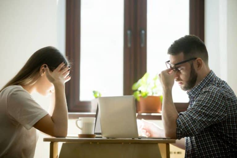 deux personnes stressées s'asseoir à une table