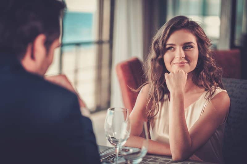femme amoureuse en regardant son mari au restaurant