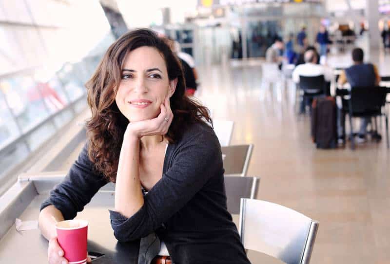 femme au café bar avec la pensée visage