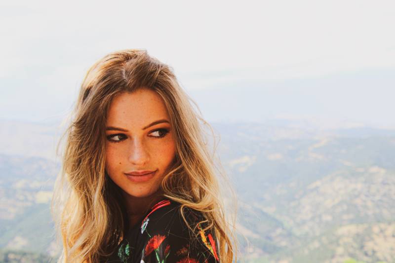 femme avec confiance regarder à l'extérieur