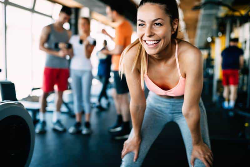 femme de sourire à la gymnastique