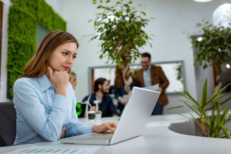 femme de travail avec l’ordinateur portatif au bureau