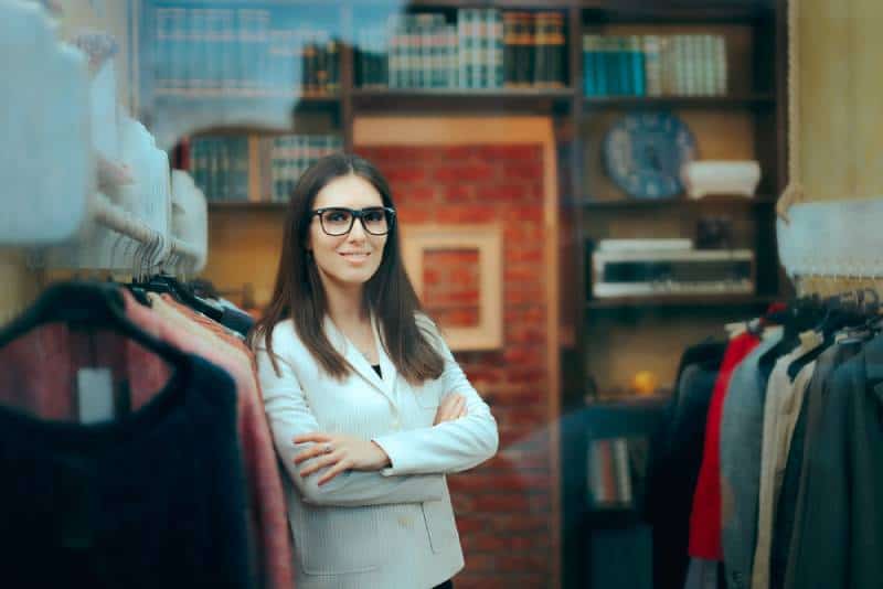 femme debout avec la main croisée au travail