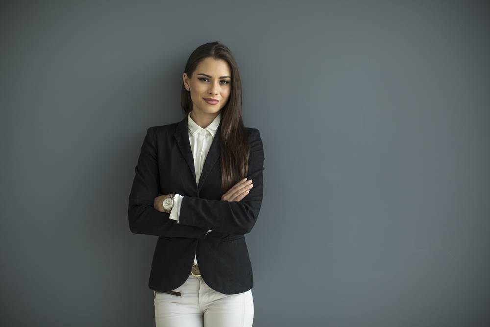 femme debout de bussiness avec la main croisée