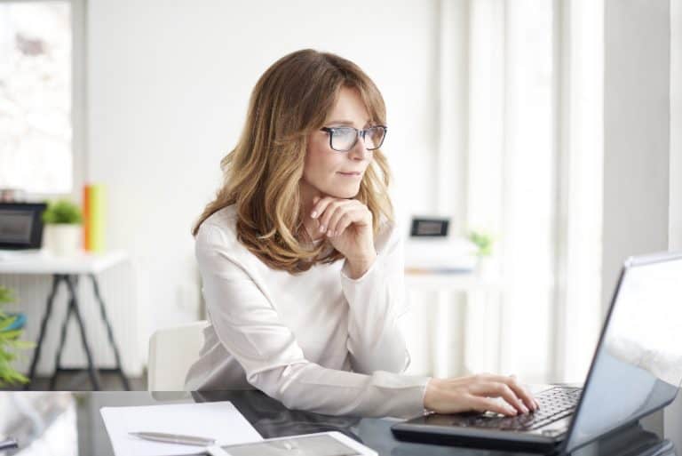 femme d'âge moyen au travail