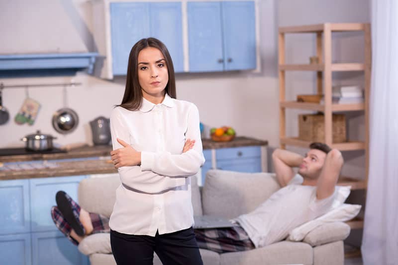 femme en colère contre son petit ami