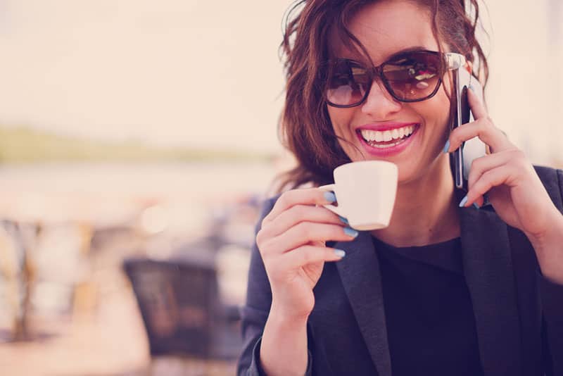 femme heureuse, sourire, à, café main