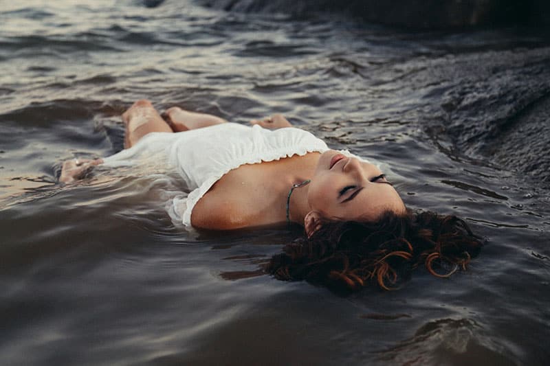 femme pose dans l'eau