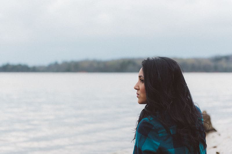 femme réfléchie, regardant la mer