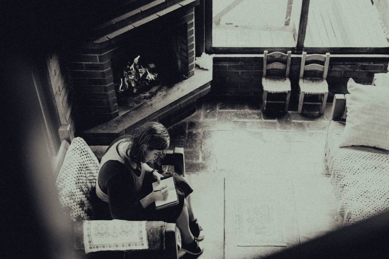 femme écrivant une lettre à la maison