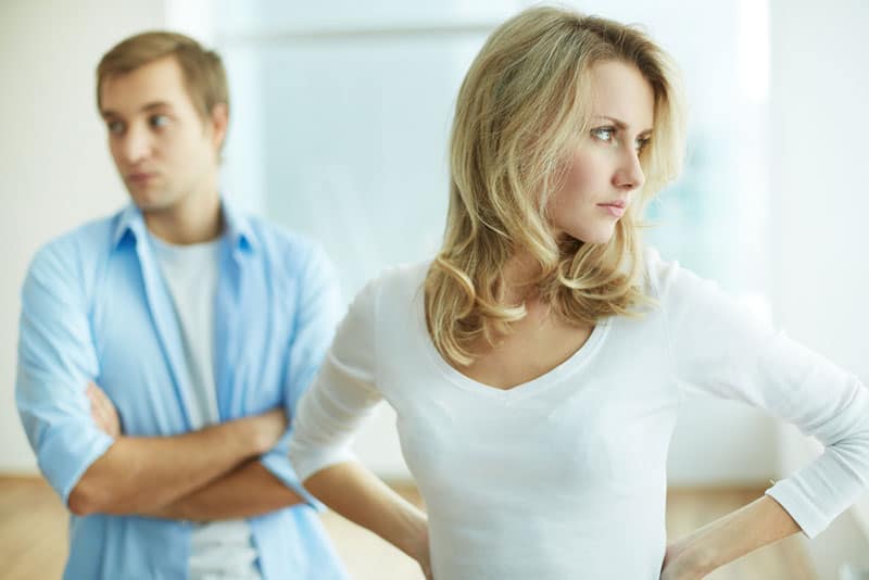 fille en colère en regardant la fenêtre