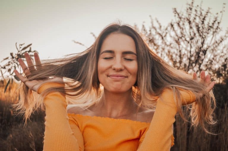 fille heureuse aux cheveux en désordre