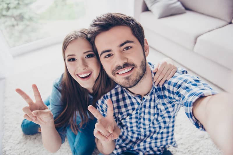 frère et soeur prenant un selfie