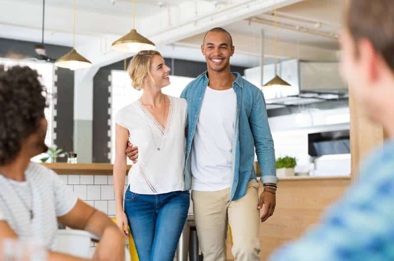 homme présentant sa petite amie à des amis à la maison