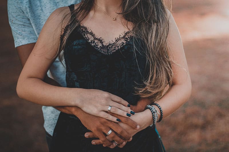 homme étreignant une femme