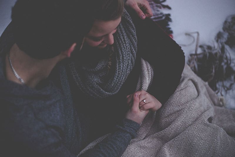 homme étreignant une femme malade