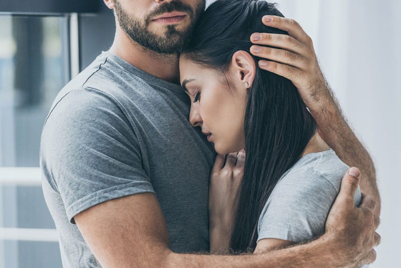 homme étreignant une femme