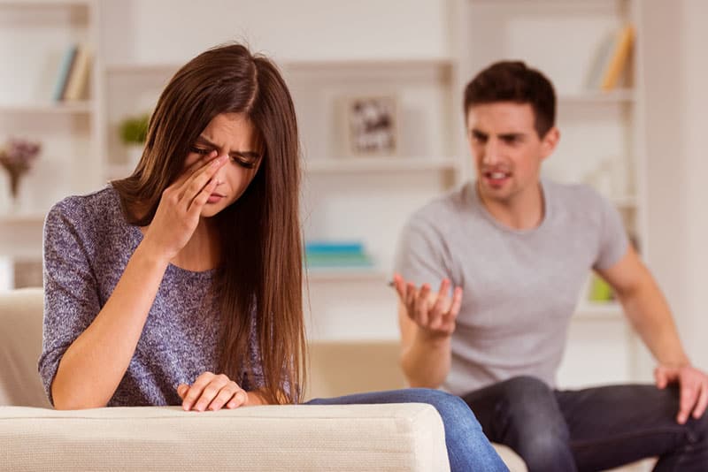jeune couple, combat, dans, les, salle de séjour