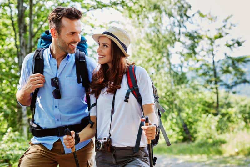 jeune couples heureux randonnée