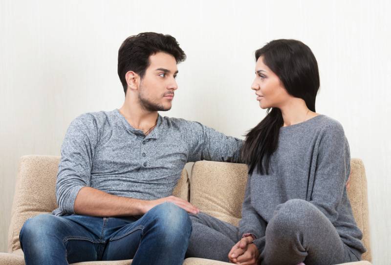 jeune couples s’asseyant au sofa dans le salon