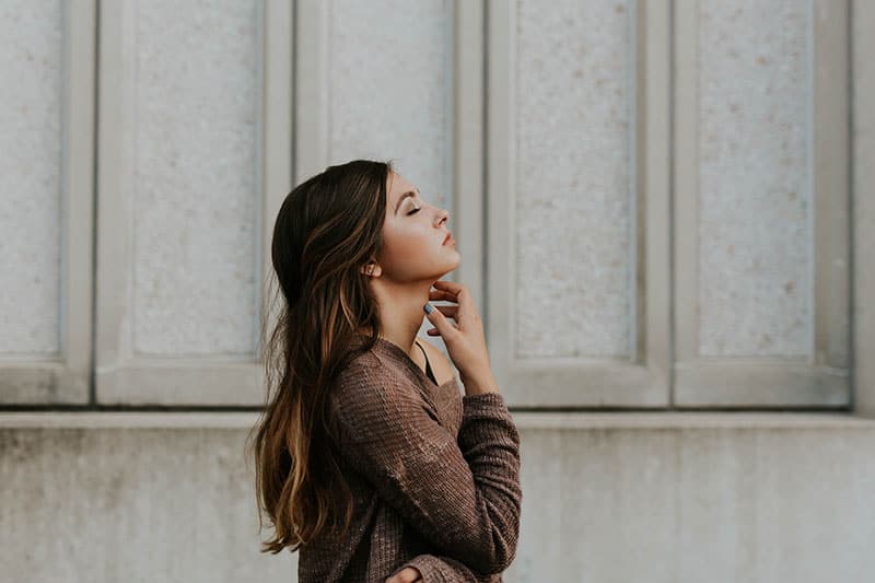 jeune fille respire les yeux fermés