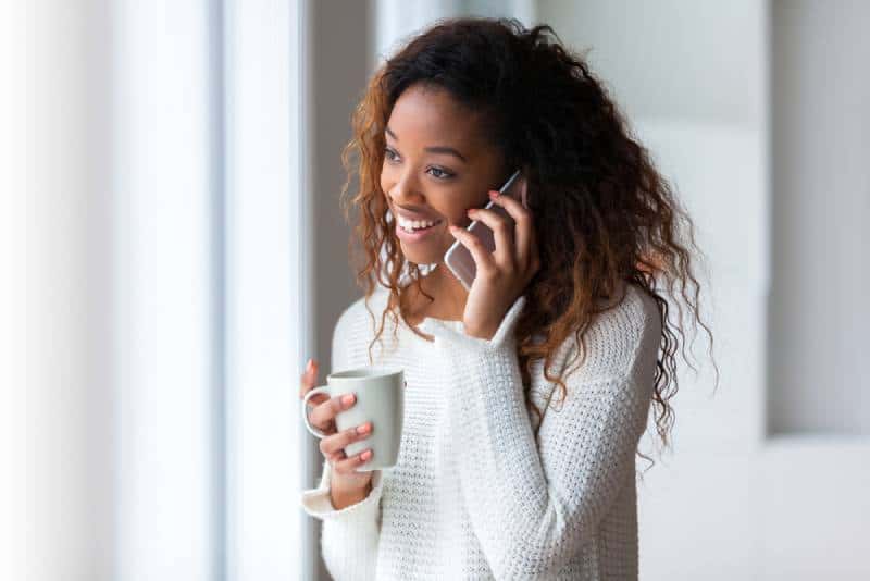 jeune fille souriante parlant au téléphone