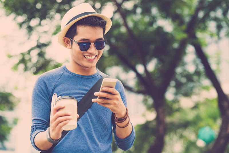 jeune homme asiatique sur téléphone