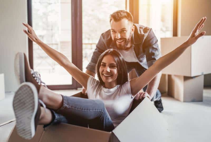 jeunes couples s’amusant à la maison