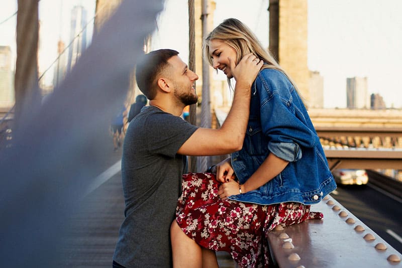 jeunes hommes câlins femme sur le pont