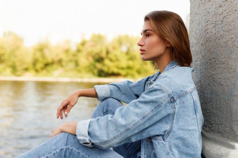 jolie fille près du lac