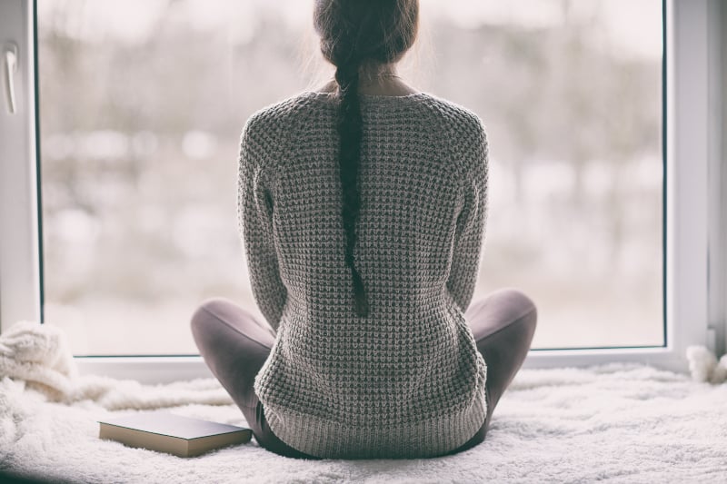la jeune fille à la fenêtre lit un livre