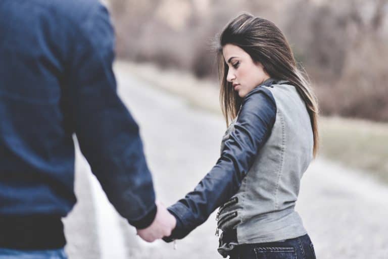 le jeune couple est gardé à portée de main