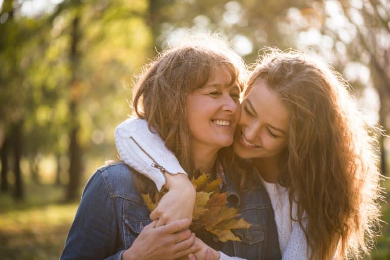 mère et fille s'embrassent dans le parc
