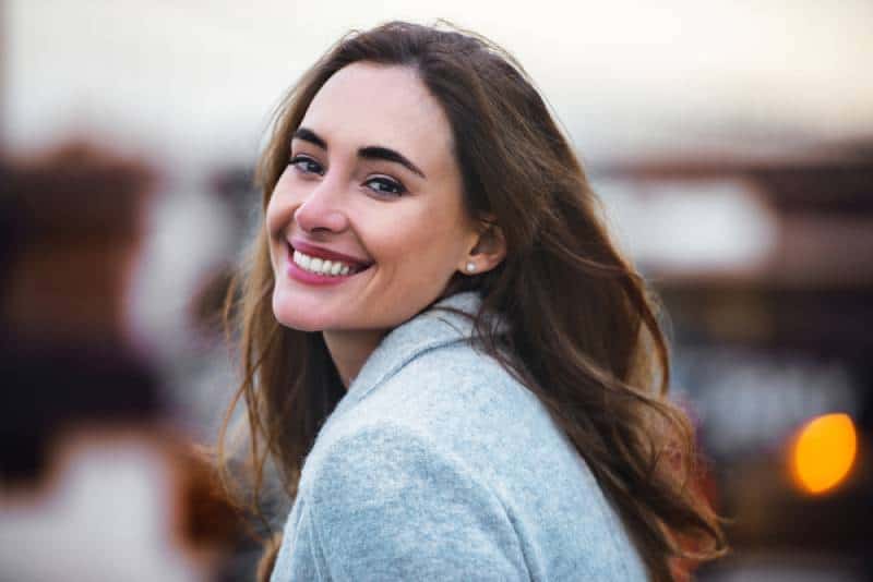 portrait de femme de sourire à l’extérieur