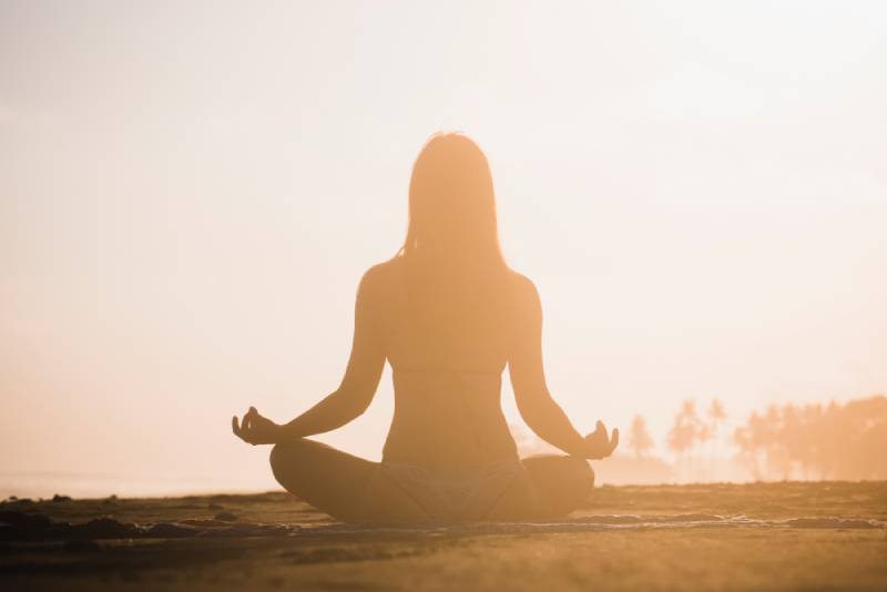 pose calme de méditation de femme