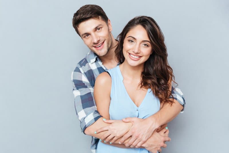 potrait de couple qui étreignait